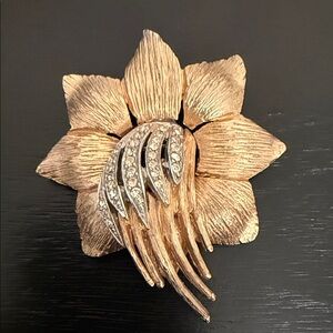 VINTAGE AUTHENTIC SIGNED LEDO GOLD TONE & CRYSTAL FLORAL SPRAY BROOCH